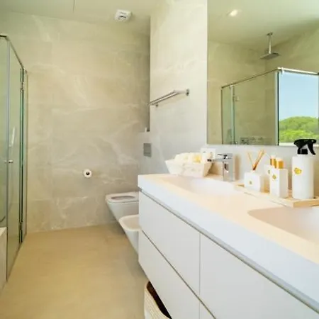 Ultra Luxury 5 Bedroom Retreat With Rooftop Solarium 빌라