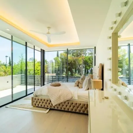 Ultra Luxury 5 Bedroom Retreat With Rooftop Solarium 빌라