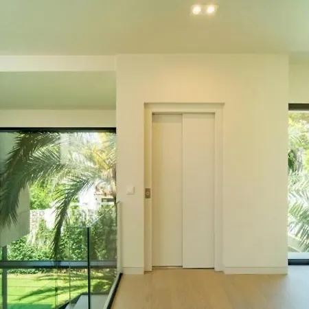 Ultra Luxury 5 Bedroom Retreat With Rooftop Solarium