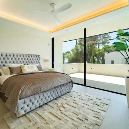 Ultra Luxury 5 Bedroom Retreat With Rooftop Solarium