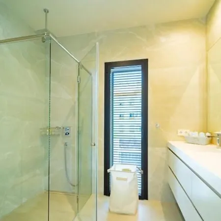 Ultra Luxury 5 Bedroom Retreat With Rooftop Solarium 빌라