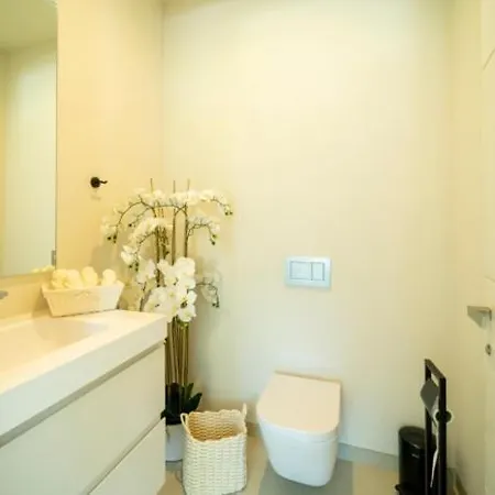 Ultra Luxury 5 Bedroom Retreat With Rooftop Solarium Vila *