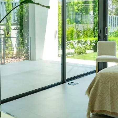 Ultra Luxury 5 Bedroom Retreat With Rooftop Solarium Vila *