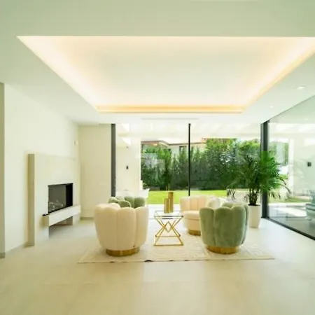 Ultra Luxury 5 Bedroom Retreat With Rooftop Solarium Vila *