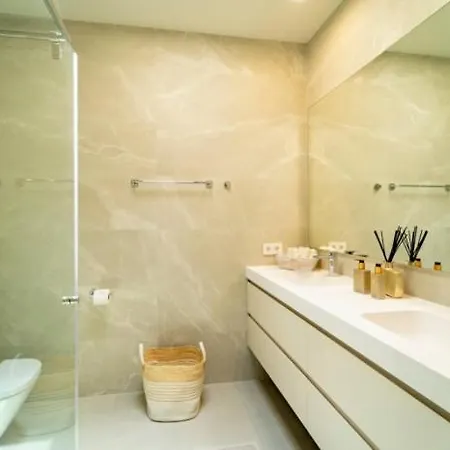 Ultra Luxury 5 Bedroom Retreat With Rooftop Solarium *