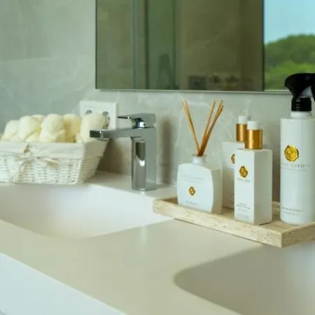 Ultra Luxury 5 Bedroom Retreat With Rooftop Solarium