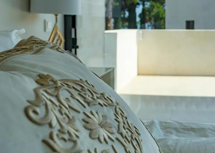 Ultra Luxury 5 Bedroom Retreat With Rooftop Solarium