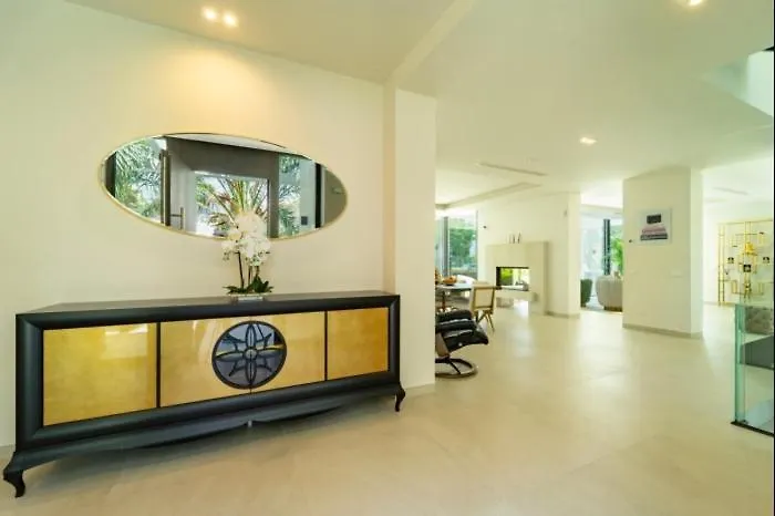 Ultra Luxury 5 Bedroom Retreat With Rooftop Solarium *