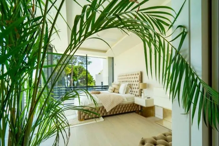 Ultra Luxury 5 Bedroom Retreat With Rooftop Solarium