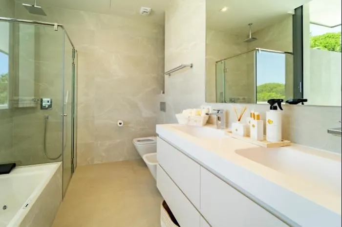 Ultra Luxury 5 Bedroom Retreat With Rooftop Solarium فيلة