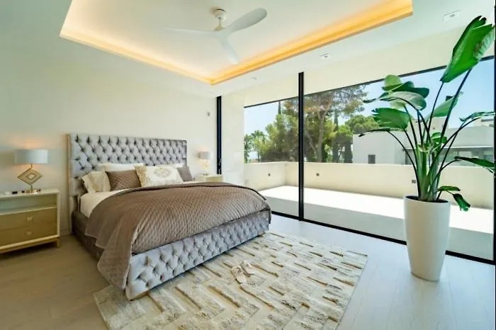 Ultra Luxury 5 Bedroom Retreat With Rooftop Solarium