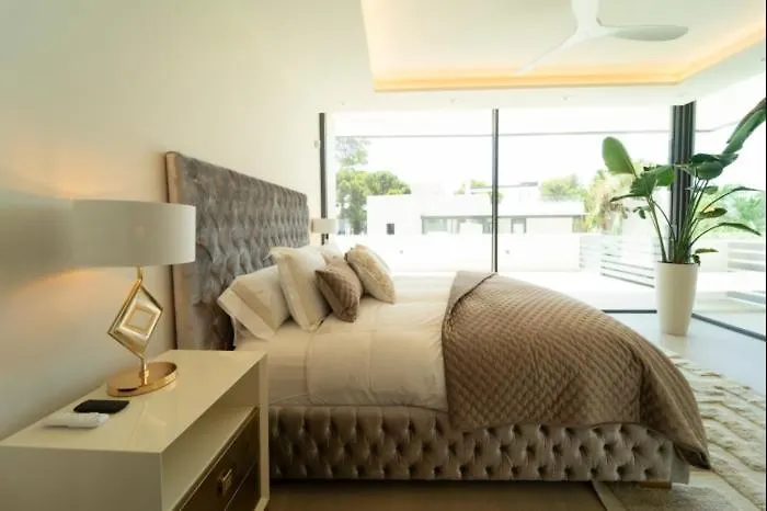 Willa Ultra Luxury 5 Bedroom Retreat With Rooftop Solarium *