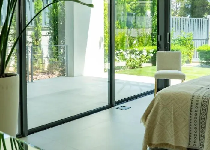 Ultra Luxury 5 Bedroom Retreat With Rooftop Solarium فيلة *