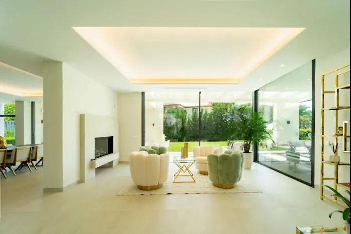 Ultra Luxury 5 Bedroom Retreat With Rooftop Solarium فيلة *