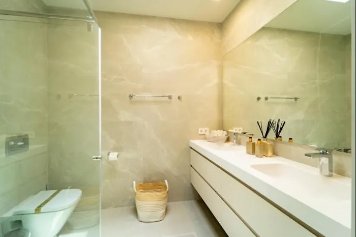 Ultra Luxury 5 Bedroom Retreat With Rooftop Solarium *