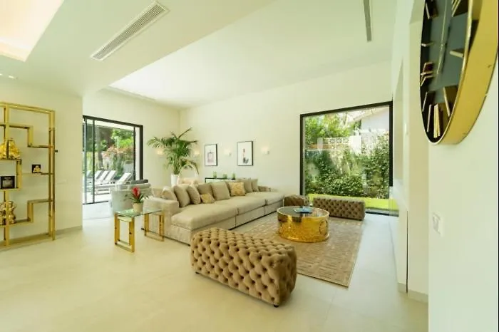 Ultra Luxury 5 Bedroom Retreat With Rooftop Solarium