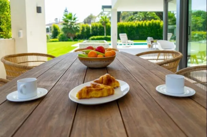 Ultra Luxury 5 Bedroom Retreat With Rooftop Solarium *