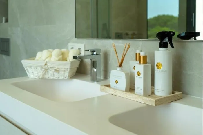 Ultra Luxury 5 Bedroom Retreat With Rooftop Solarium