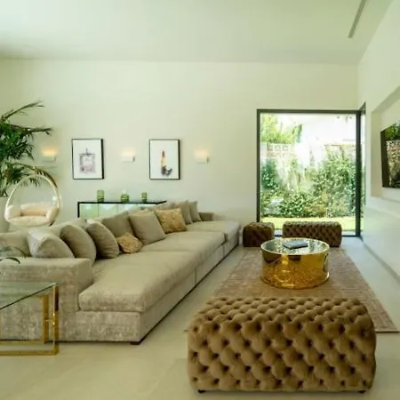 Ultra Luxury 5 Bedroom Retreat With Rooftop Solarium Villa