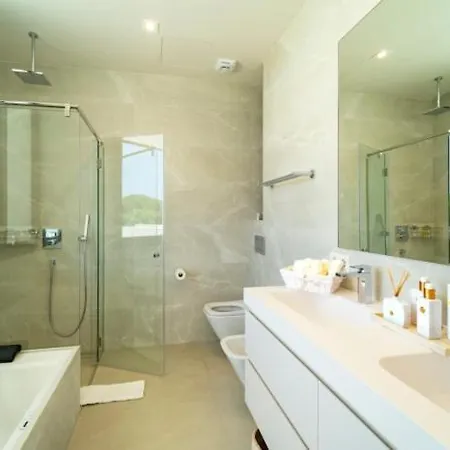 Villa Ultra Luxury 5 Bedroom Retreat With Rooftop Solarium