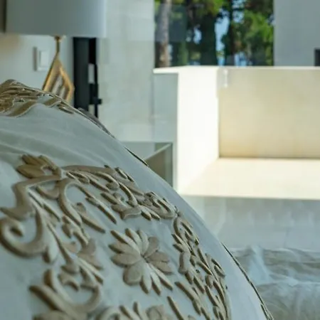 Ultra Luxury 5 Bedroom Retreat With Rooftop Solarium