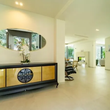 Ultra Luxury 5 Bedroom Retreat With Rooftop Solarium *