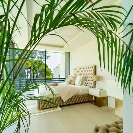 Ultra Luxury 5 Bedroom Retreat With Rooftop Solarium