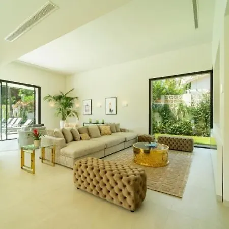 Ultra Luxury 5 Bedroom Retreat With Rooftop Solarium