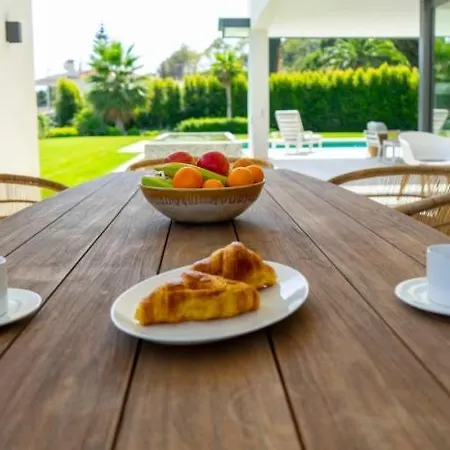 Ultra Luxury 5 Bedroom Retreat With Rooftop Solarium *